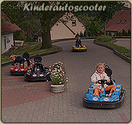 Auf dem Kinderautoscooter im Freizeitpark von Thüringen können die Kinder schnelle Rennautos testen Auf dem Kinderautoscooter im Freizeitpark von Thüringen können die Kinder schnelle Rennautos testen