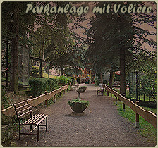 Beim Ausflug in den Freizeitpark die Parkanlage mit der Voliere vorfinden Beim Ausflug in den Freizeitpark die Parkanlage mit der Voliere vorfinden
